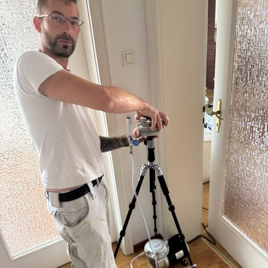 Schadstoffprüfung und Luftprobenahme – Rohrbruchexpress Wetterau Mitarbeiter beim Einrichten eines Luftprobensammlers auf einem Stativ zur Untersuchung der Raumluft.