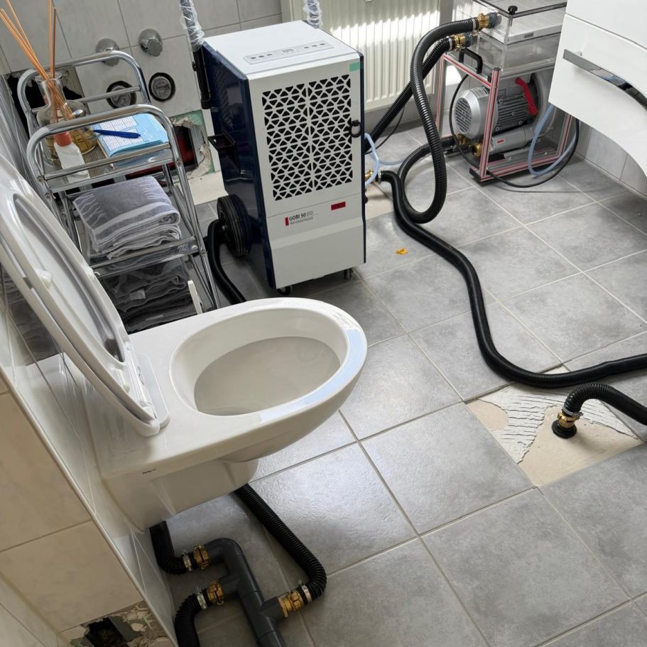 Technische Trocknung mit Kondenstrockner und Dämmschichttrocknung Kondenstrockner und Dämmschichttrocknung bei der technischen Trocknung nach Wasserschaden